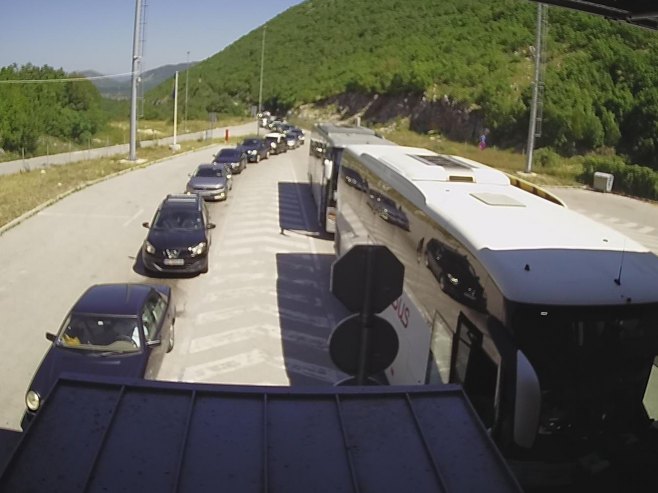 Gužve na prelazima Gradiška, Donja Gradina, Rača, Orašje, Brod, Zupci i Velika Kladuša