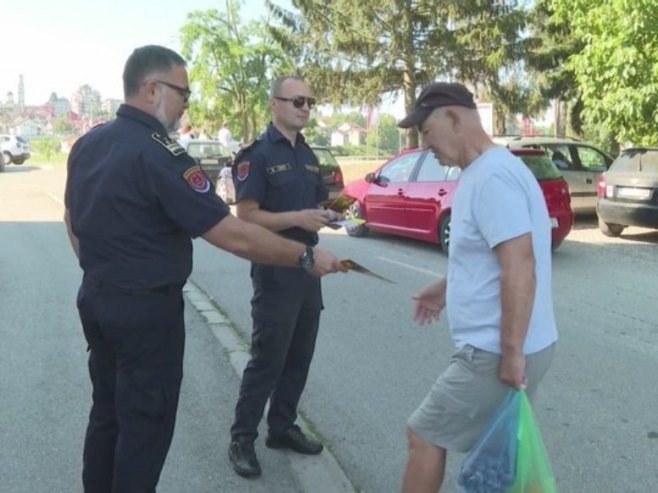 Derventa: Vatrogasci dijele promotivni materijal ukazujući na opasnost od visokih temeratura i požara