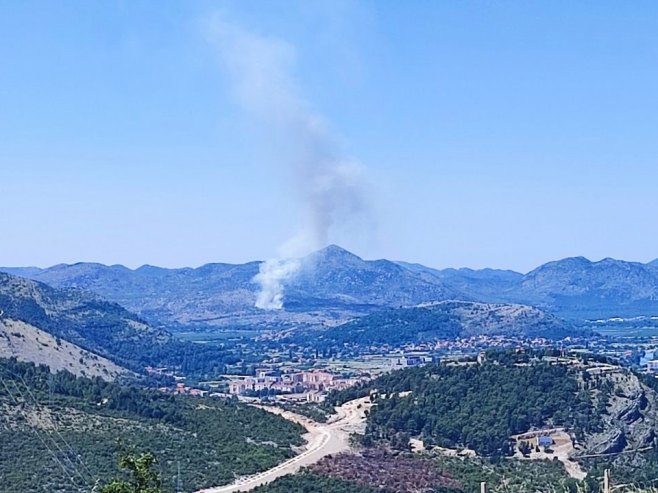 Iznad Novog naselja u Volujcu kod Trebinja izbio požar - Kašiković za RTRS: Na terenu 15 vatrogasaca
