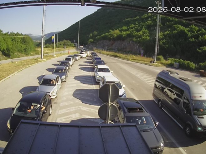 Duge kolone vozila na prelazima Gradiška, Izačić i Gradina