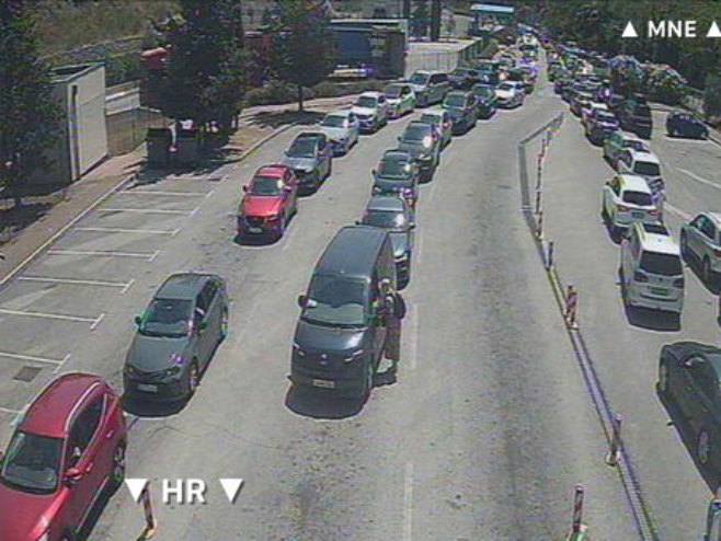 Na graničnim prelazima kolone i do 20 kilometara, čeka se i do 28 sati