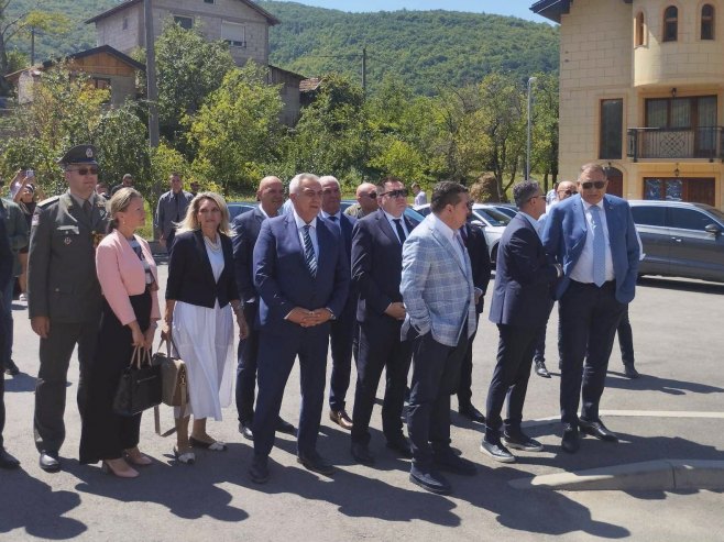 Vučić stigao u manastir Rmanj, dočekali ga zvaničnici Srpske i episkop Sergije