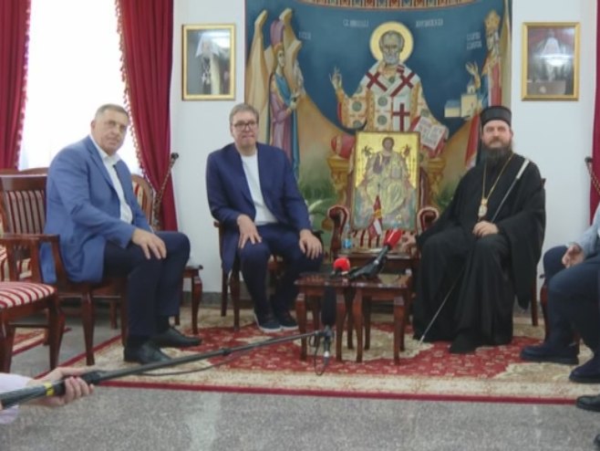 Dodik i Vučić sa episkopom Sergijem: Važno da Srbi ne prodaju svoja imanja