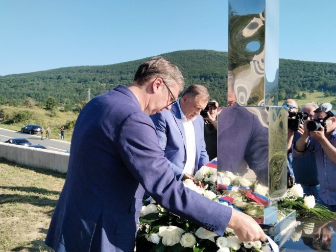 Dodik i Vučić odali poštu ubijenima na Petrovačkoj cesti (FOTO)