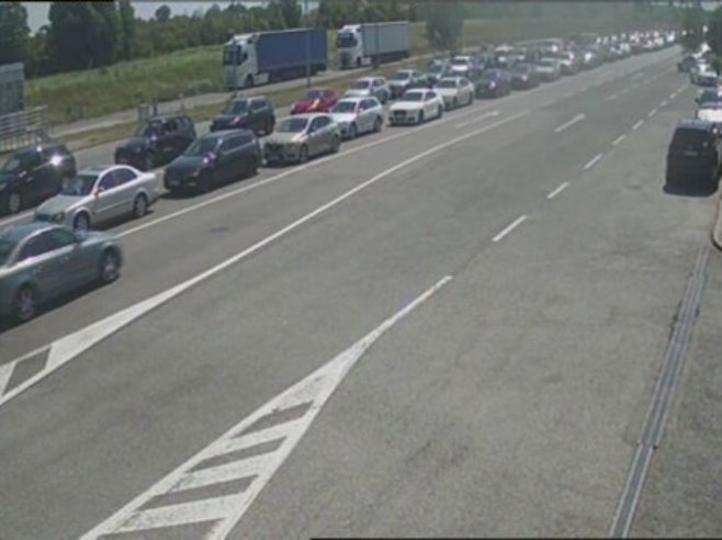 Duge kolone u oba smjera na prelazima Izačić, Velika Kladuša i Kostajnica