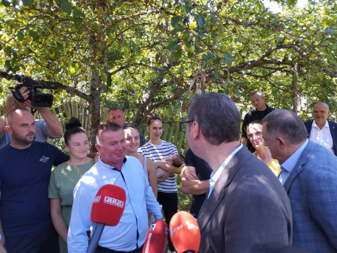 Vučić i Dodik u posjeti porodici Ilić u Vodicama kod Šipova; Obećano rješenje problema puta (FOTO)