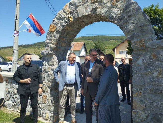 Dodik i Vučić u Novom Selu: Hvala što čuvate budućnost srpskog naroda, ovdje gdje je to teško; Riješićemo problem vodosnabdijevanja