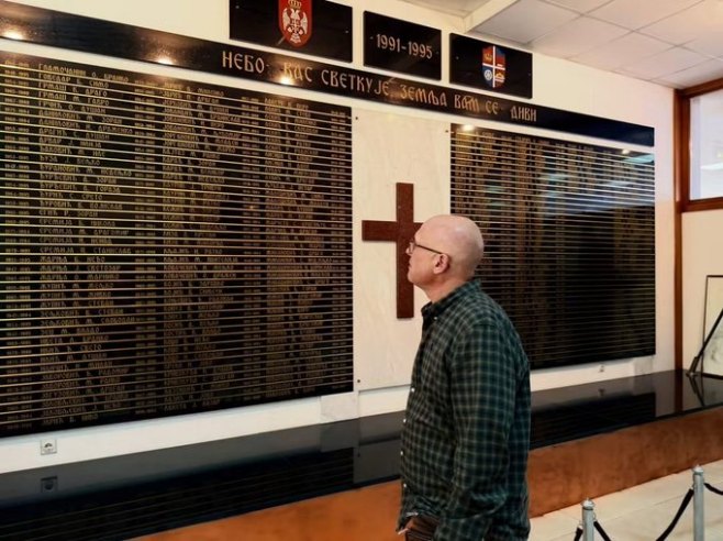 Vučević u Mrkonjić Gradu obišao Spomen-sobu: Trajno čuvati sjećanje na junake (FOTO)
