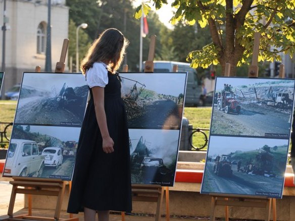 Banjaluka: Otvorena izložba "Da se ne zaboravi - granatiranje Hrvatske vojske na izbjegličke kolone na Petrovačkoj cesti i Svodni"
