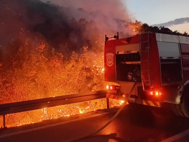 Vatra se približila kućama u trebinjskim selima Poljice Petrovo i Marići