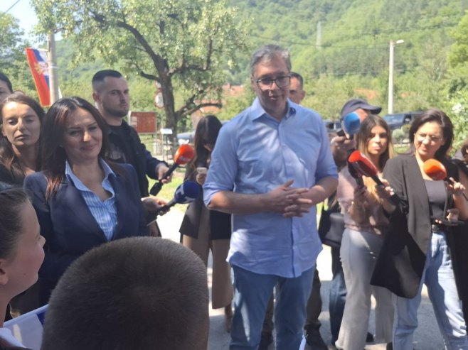 Vučić u opštini Јezero - Obišao porodicu Palalić (FOTO/VIDEO)