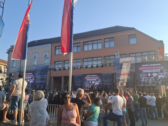 Sve spremno za obilježavanje stradanja Srba u zločinačkoj akciji "Oluja"; Veliki broj građana u Mrkonjić Gradu (FOTO)