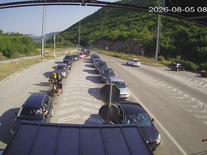 Oprezno u saobraćaju zbog vrućina, duge kolone vozila na izlazu
