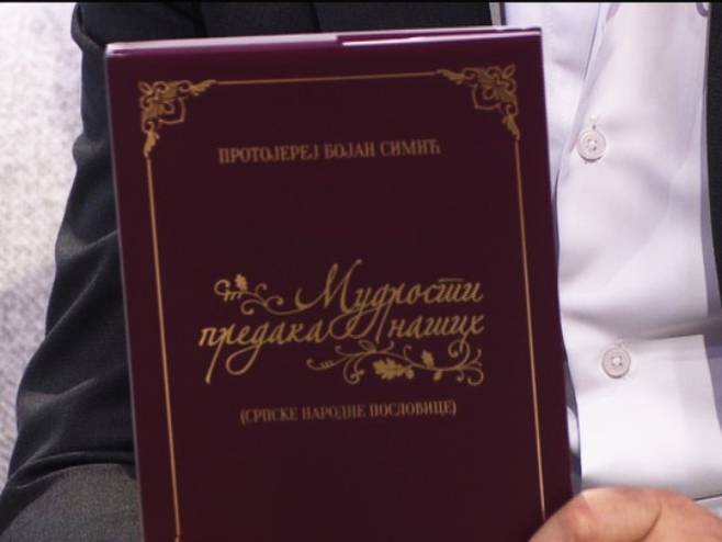 "Mudrosti predaka naših", knjiga narodnih poslovica, čuva tradiciju i pomaže humanitarne akcije (VIDEO)