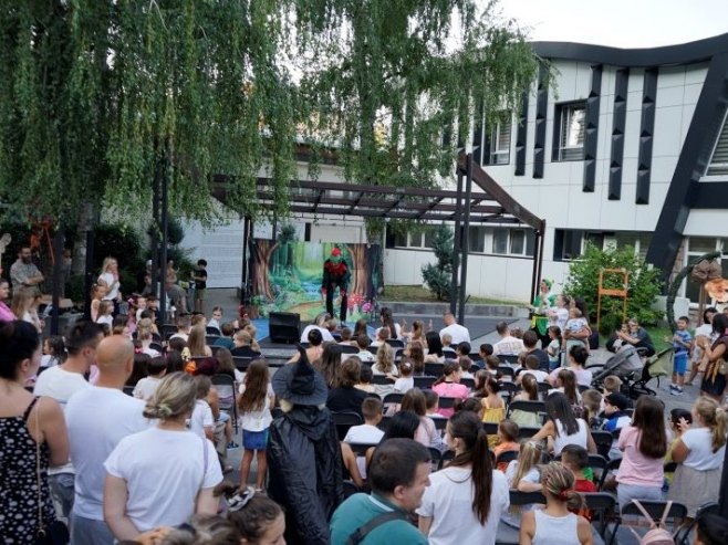 Izložba "Most u bojama Republike Srpske" i predstava "Patuljkova knjiga bajki" oduševili Zvorničane (FOTO)