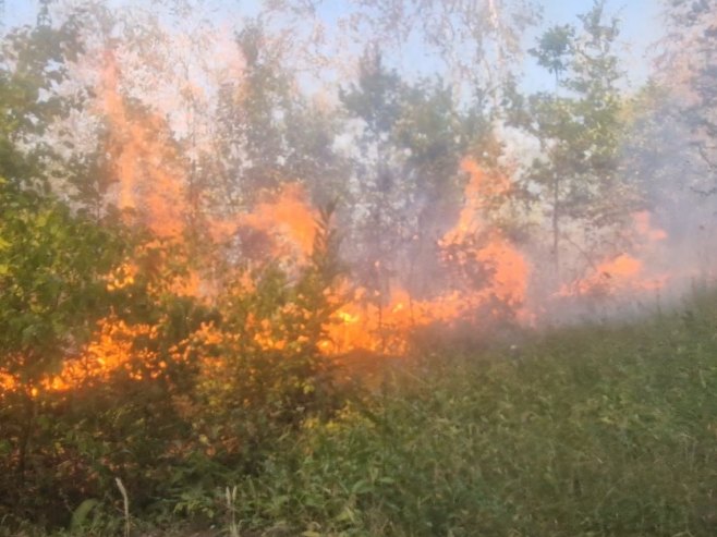 Јoš uvijek aktivan požar kod Šimića Јoš uvijek aktivan požar kod Šimića - Foto: RTRS