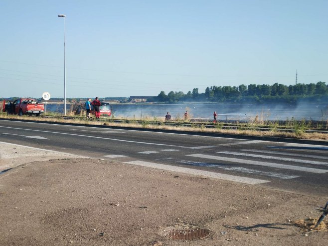 Požar kod Bijeljine, vatrogasci zaustvili širenje vatre (FOTO)