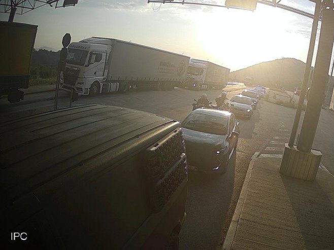 Duge kolone vozila na graničnim prelazima koji vode prema Јadranu