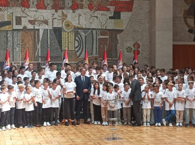 Vučić učesnicima kampa "Srbija te zove": Dokazujete da ljubav prema Srbiji nema granice
