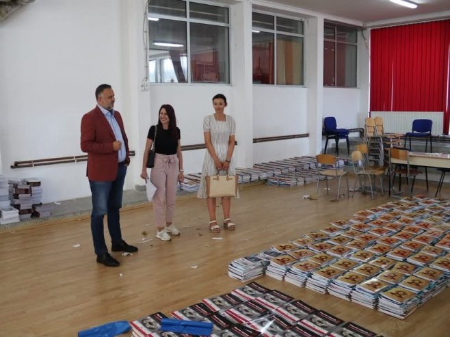 Za derventske osnovce obezbijeđeno 1.685 kompleta besplatnih udžbenika