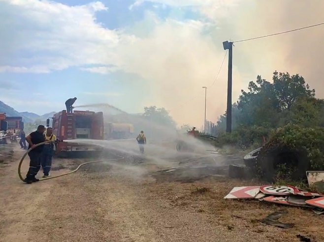 Ponovo se razbuktao požar u rejonu Poljica i Luke; Vatra  ozbiljno zaprijetila asfaltnoj bazi (FOTO/VIDEO)
