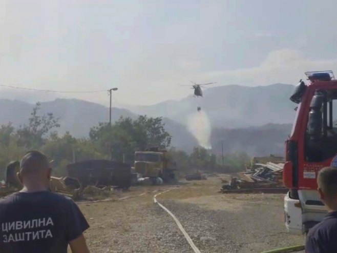 Trebinje: Helikopter gasi požar u rejonu Poljica i Luke (VIDEO)