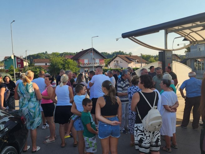 Građani Dragočaja mirnim protestom izrazili nezadovoljstvo vodosnabdijevanjem (FOTO)