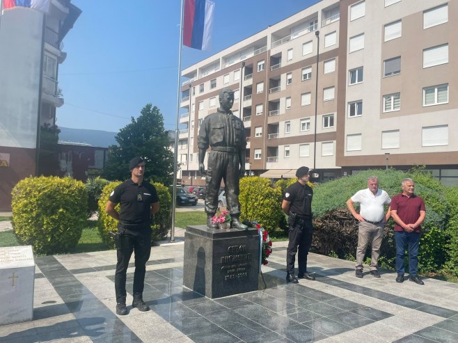 Pale: Položeni vijenci i cvijeće kod spomenika komandanta Srđana Kneževića (FOTO)