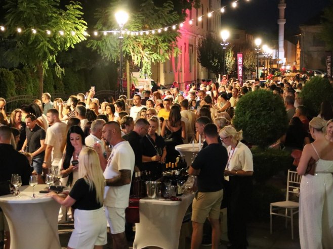 "Vinski trg" okupio 11 vinara i devet izlagača hrane