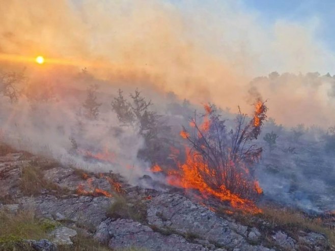 Požar kod Gacka; Sve raspoložive jedinice na terenu (FOTO)