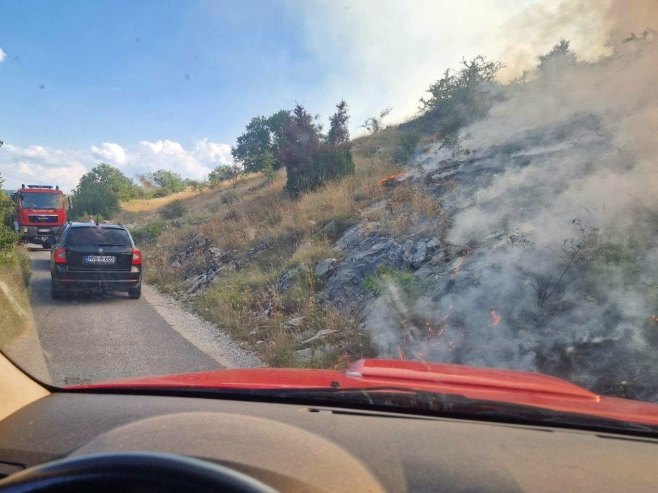 Rudović za RTRS: Stanje na područjima zahvaćenim požarima kod Gacka stabilno, vatrogasci na terenu