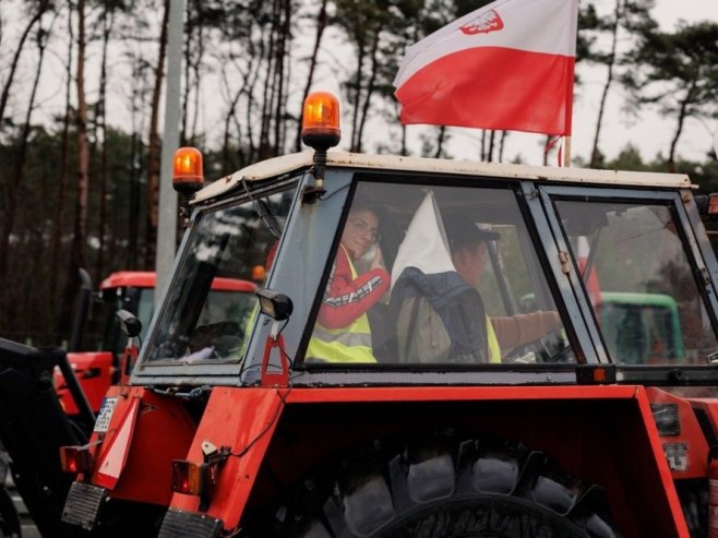 U Poljskoj uhapšen poljoprivrednik koji je orao asfalt (FOTO)