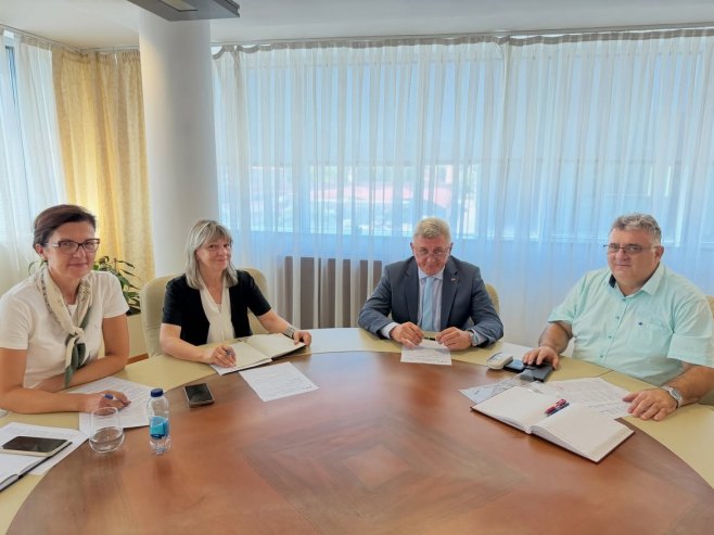 Mastilović sa predsjednikom Sindikata obrazovanja, nauke i kulture Srpske (foto: instagram.com/ministarstvo_ntvo/) - 