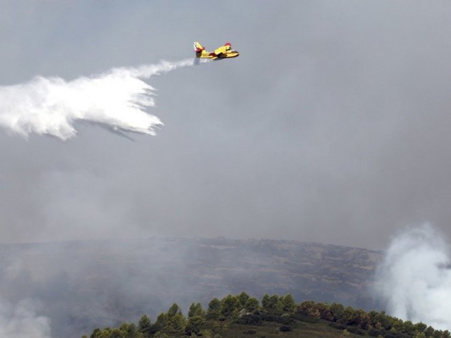Požari na jugu i u centralnoj Španiji i dalje aktivni, u gašenju učestvuje 21 avion