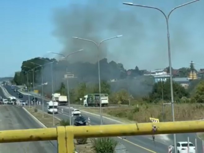 Požar kod prijedorske petlje u Banjaluci, stigli vatrogasci (VIDEO)