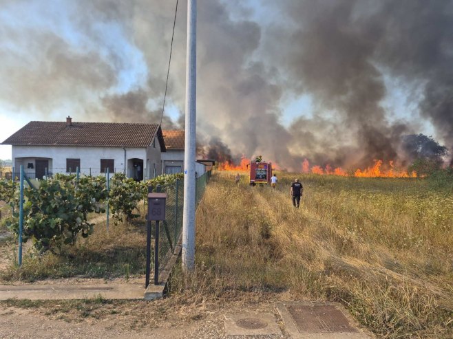 Veliki požar u Aleksandrovcu kod Laktaša; Izgorio jedan objekat (FOTO/VIDEO)