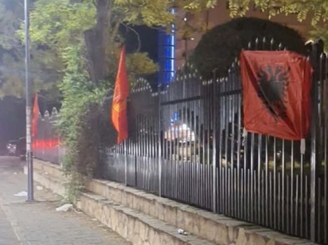 Na ogradi crkvenog posjeda u Lipljanu okačene zastave terorističke UČK i Albanije