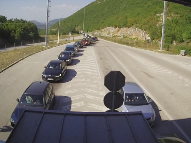 Gužve i duga čekanja na većini graničnih prelaza u BiH