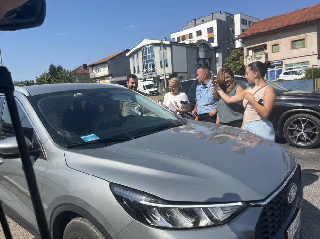 Više od 3.800 vozača kažnjeno od početka godine zbog korišćenja telefona tokom vožnje (FOTO)