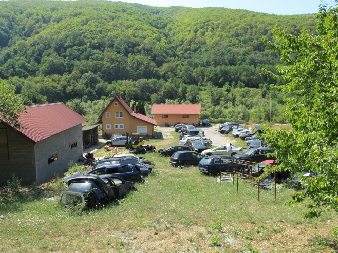 Lišen slobode državljanin BiH i Srbije - oduzeto 11 vozila i registarske oznake Velike Britanije (FOTO)