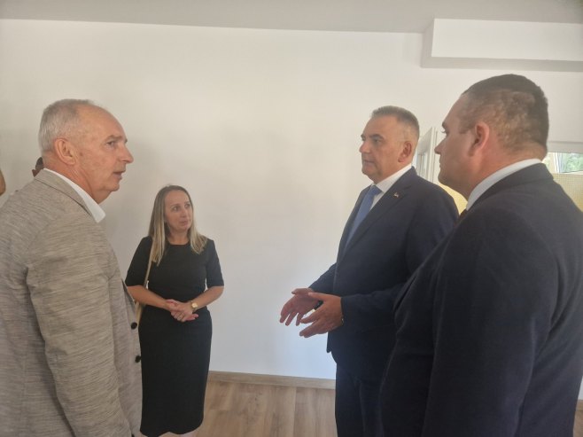 Minić u obilasku novog objekta vrtića "Palčić" u Tesliću