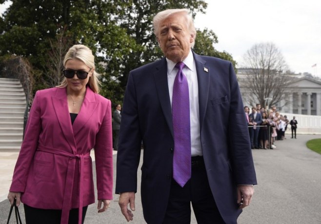 Donald Tramp i Kerolajn Livit (Foto: EPA/YURI GRIPAS/POOL) Donald Tramp i Kerolajn Livit (Foto: EPA/YURI GRIPAS/POOL) -