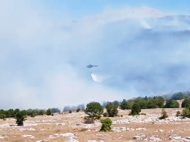 Trninić za RTRS: Helikopter uprave za vazduhoplovstvo gasi požar u Nevesinju; Vanredno na požarištu (VIDEO)
