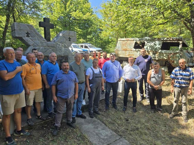 Lopare - Sprovedena je akcija uređenja spomenika poginulim borcima - Foto: Ustupljena fotografija