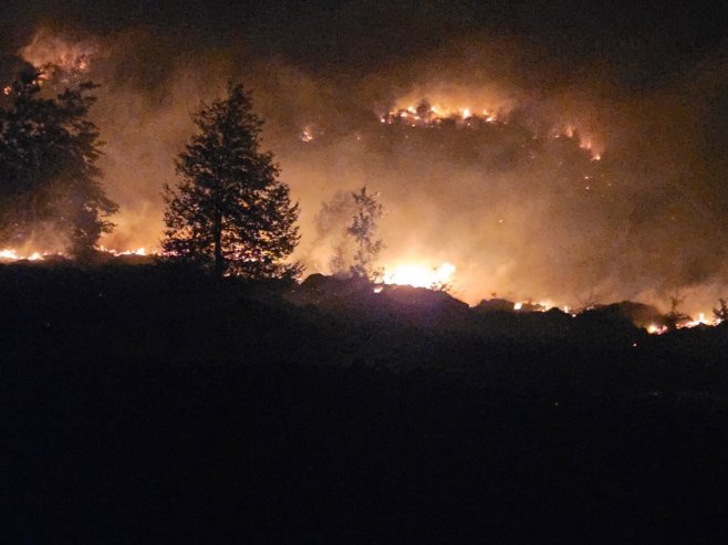 Požari u Nevesinju i dalje aktivni: Vatra prijeti selu Humčani, u gašenju učestvuju vojska i helikopter MUP-a (VIDEO)