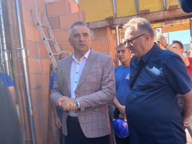 Minić u Bijeljini obišao radove na izgradnji učionica za potrebe vrtića; Sastao se sa mitropolitom Fotijem