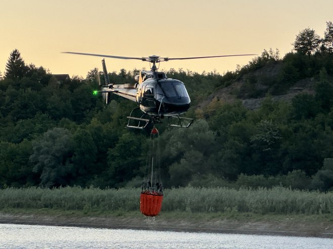 Helikopter gasi požar u Bosanskom Grahovu