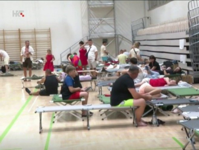 U Omišu više od hiljadu ljudi evakuisano, u toku sjednica kriznog štaba (FOTO/VIDEO)