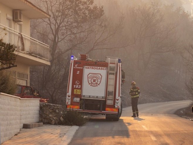 Ogroman požar kod Omiša ostavio strašne posljedice: 36 povrijeđenih, izgorjele kuće i automobili, nekoliko stotina evakuisanih