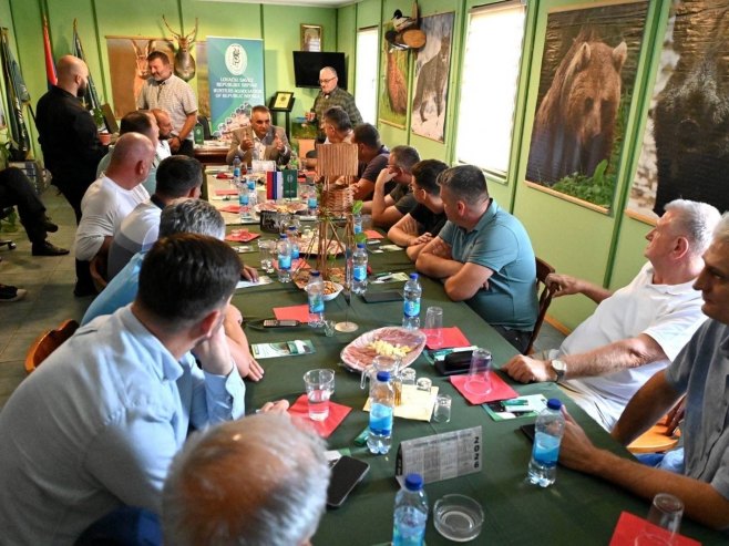 Savo Minić sa lovcima (foto: x.com/minic_savo) - 